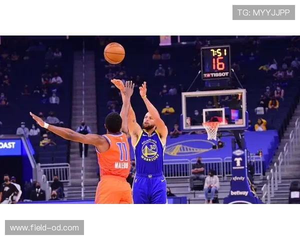 无球掩护为库里拉开空间，威金斯三分效率较上季提升